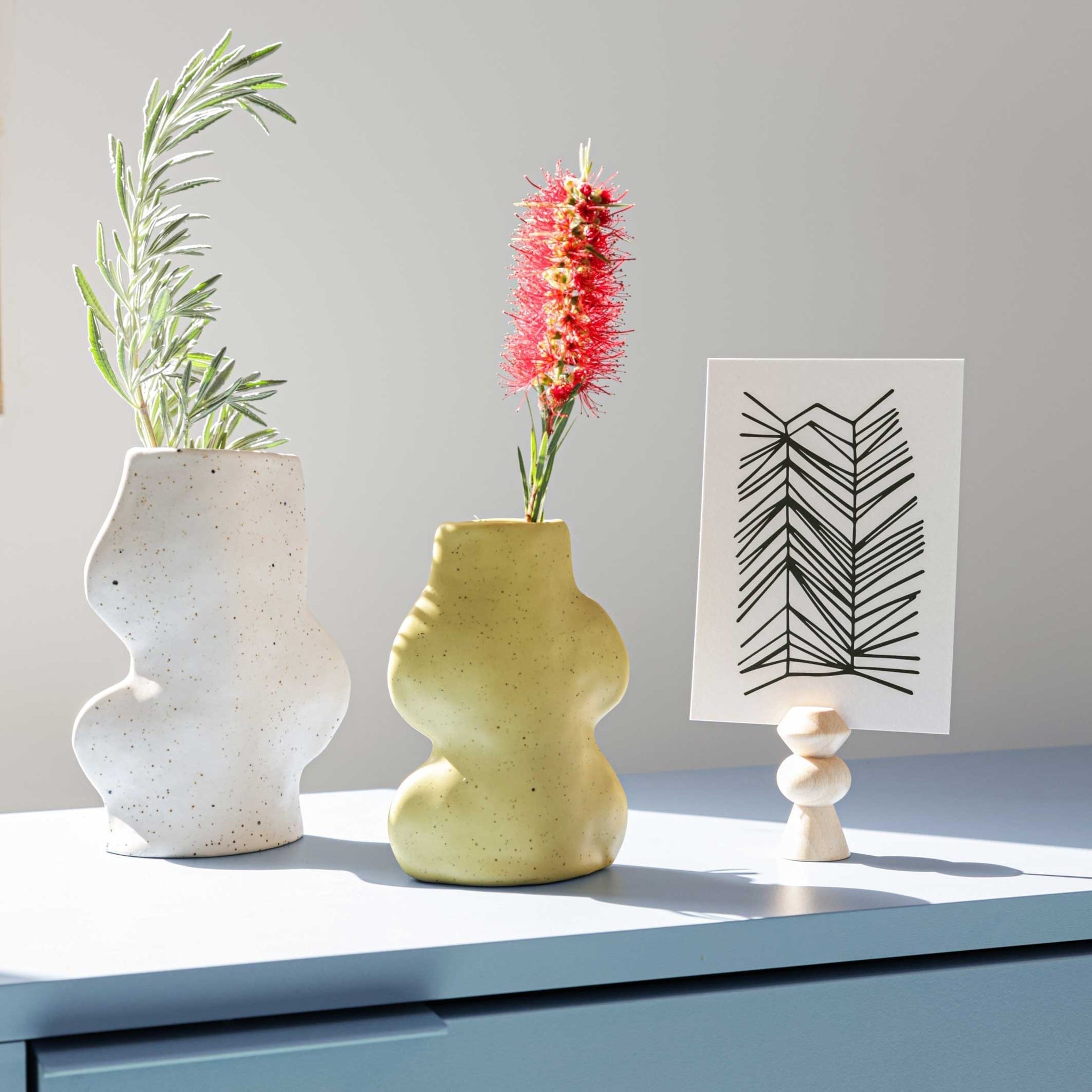 Fluxo Keramikvase mittel Weiß – Handgemachte Blumenvase 10x6x17cm – Moderne Deko Vase aus Portugal – Designvase für Trockenblumen & Schnittblumen