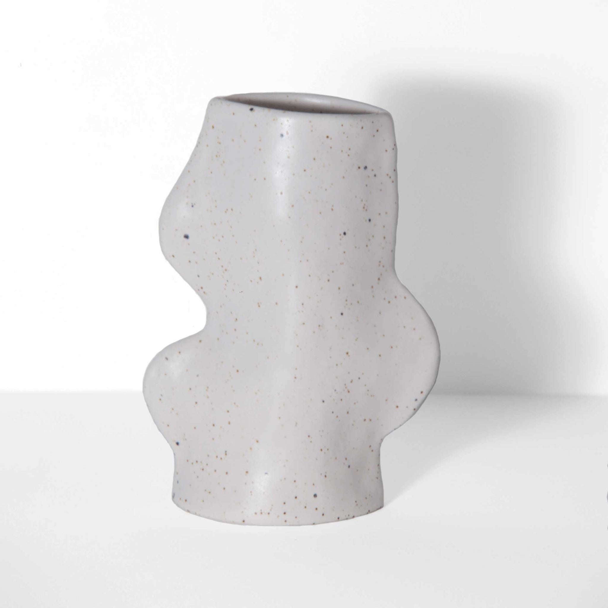 Fluxo Keramikvase mittel Weiß – Handgemachte Blumenvase 10x6x17cm – Moderne Deko Vase aus Portugal – Designvase für Trockenblumen & Schnittblumen