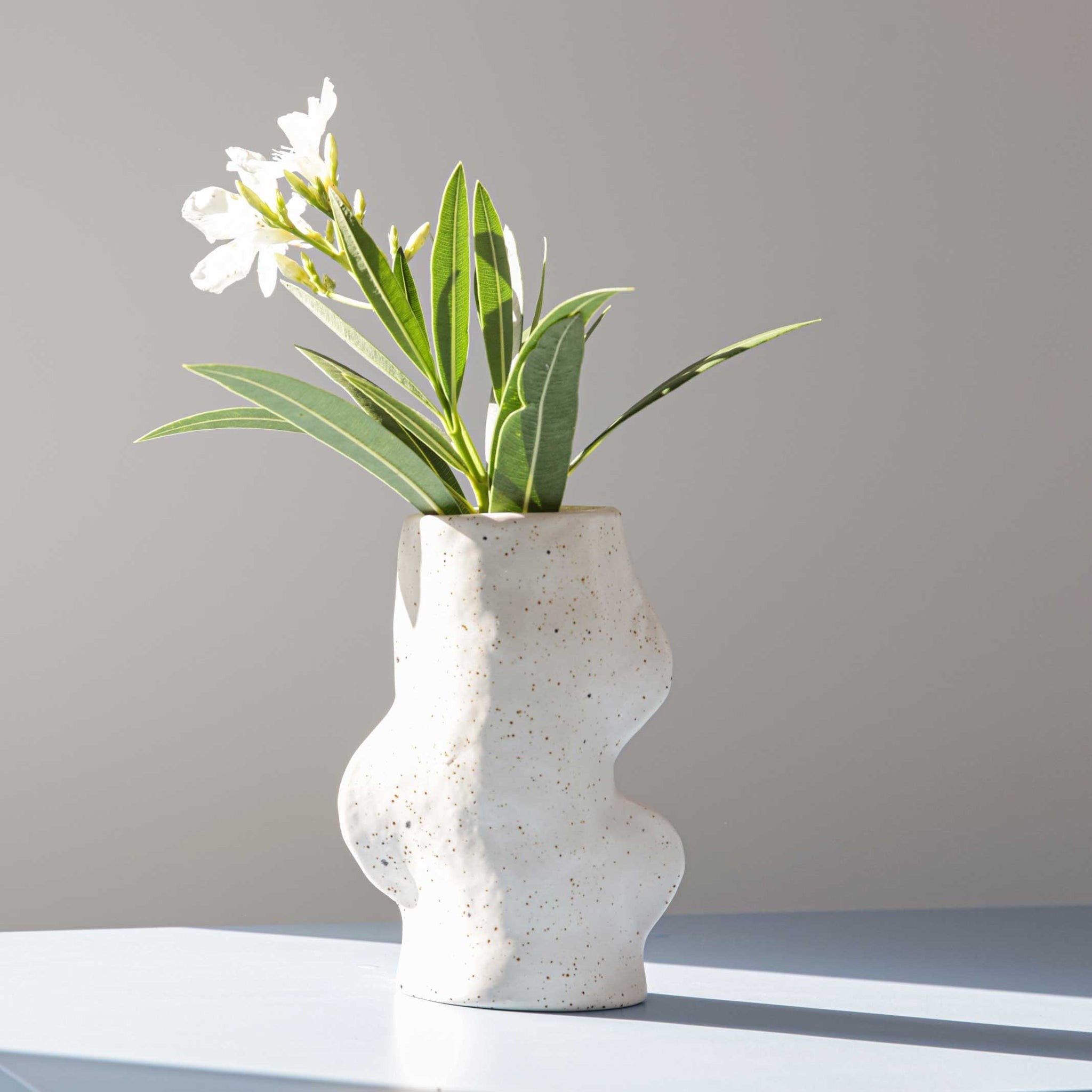 Fluxo Keramikvase mittel Weiß – Handgemachte Blumenvase 10x6x17cm – Moderne Deko Vase aus Portugal – Designvase für Trockenblumen & Schnittblumen