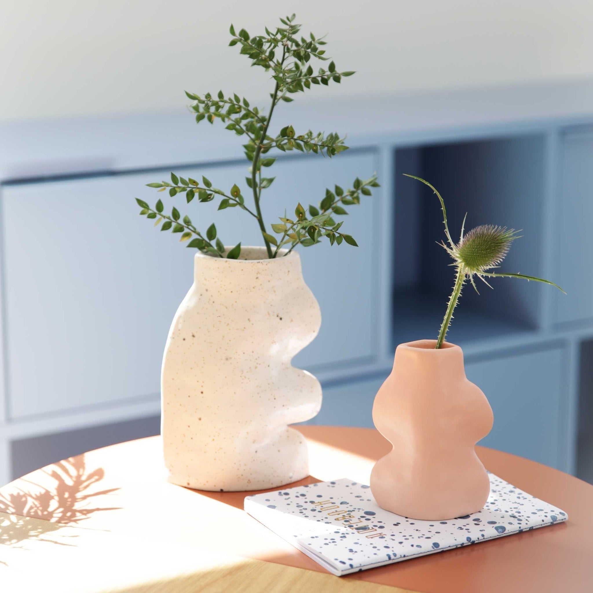 Fluxo Keramikvase klein Rosa – Handgemachte Blumenvase 9x5x14cm – Moderne Deko Vase aus Portugal – Designvase für Trockenblumen & Schnittblumen