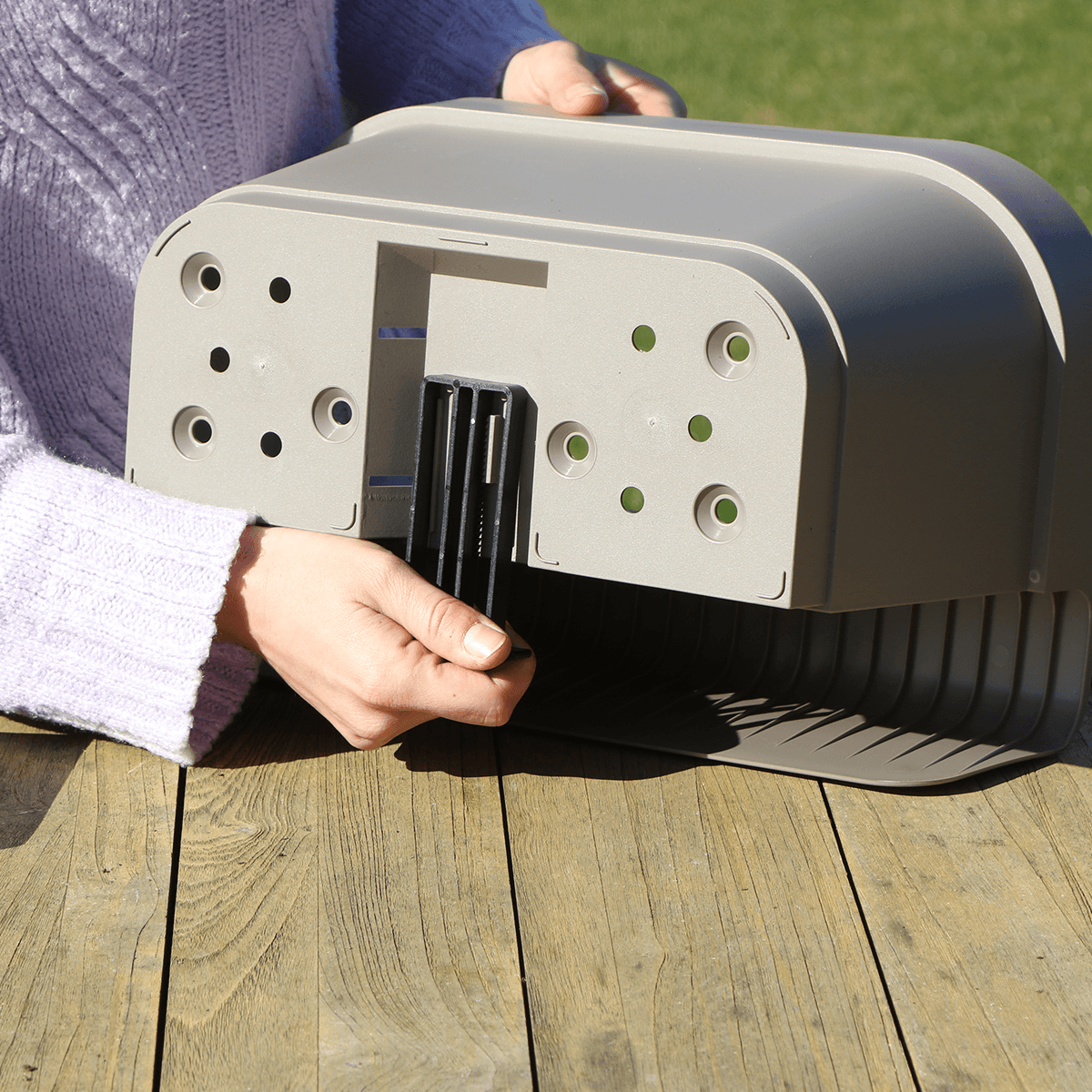 Campanula Addenda Ambella weiß 3er Set mit Balkonpflanzer taupe 36cm – Glockenblume weiß 12cm – inkl Aufhängesystem & Wasserreservoir – Plant