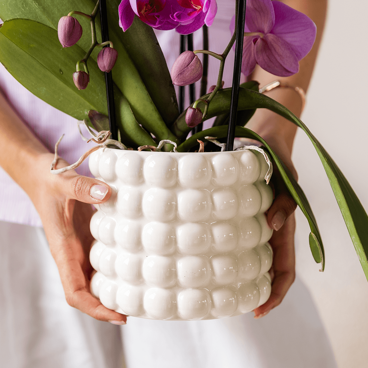 Poppy Pflanztopf – Weiß – Ø9cm – Dekorativer Blumentopf in Keramikoptik – Moderner Übertopf für Zimmerpflanzen & Orchideen – Stilvolles Wohnaccessoire – Plant