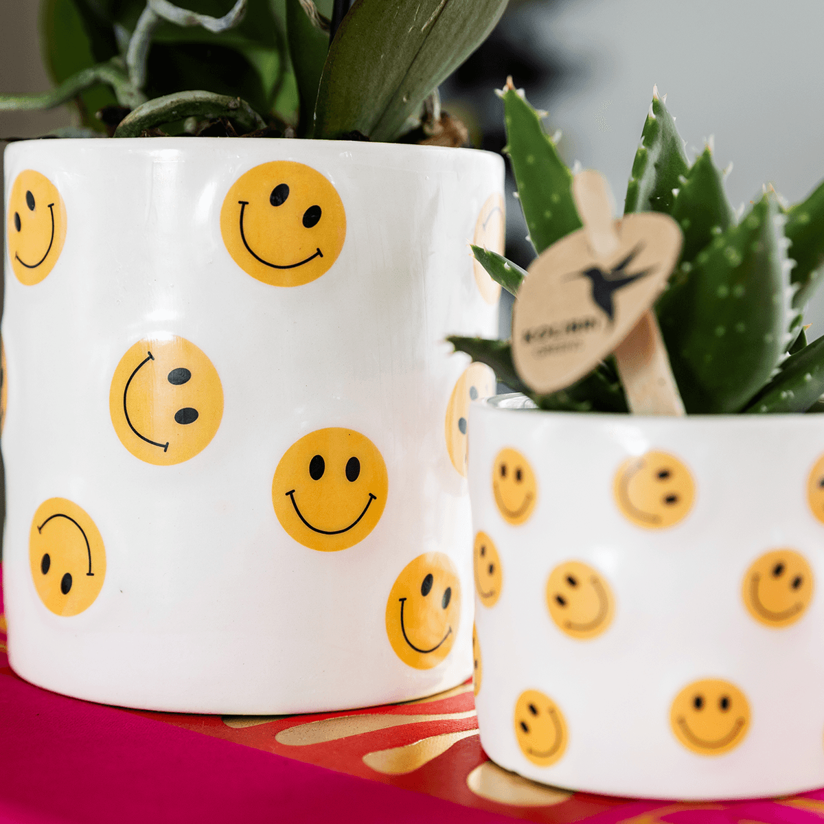 Smiley Übertopf Ø9cm – weißer Blumentopf mit gelben Smileys – Pflanztopf für Mini – Orchidee, Kaktus & Zimmerpflanzen – Gute – Pot