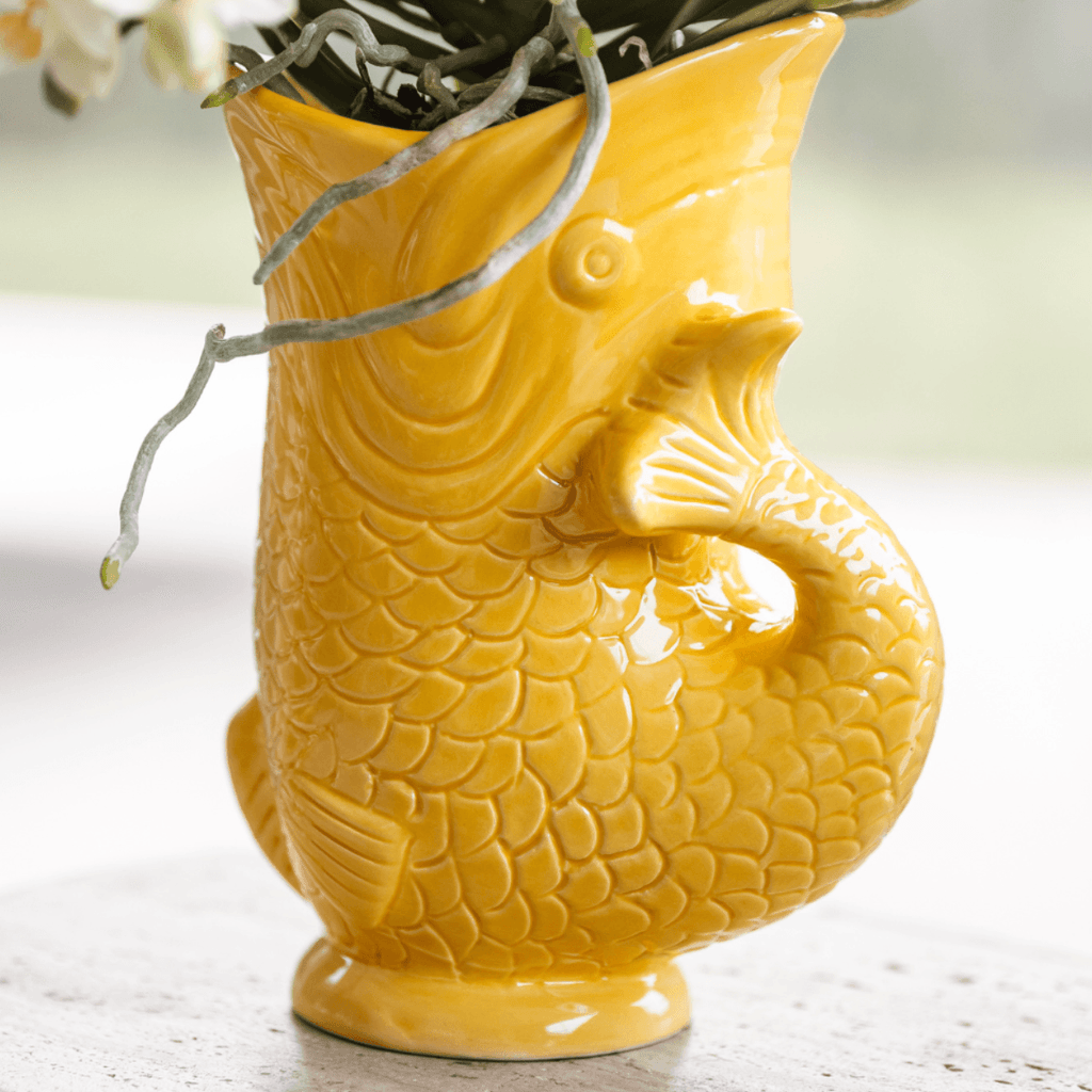 Mediterranean Sunset Geschenkset – Pflanzenset mit weißer Orchidee Lausanne & 2 Sukkulenten – In gelben Ziertöpfen & Korbtablett – Plant