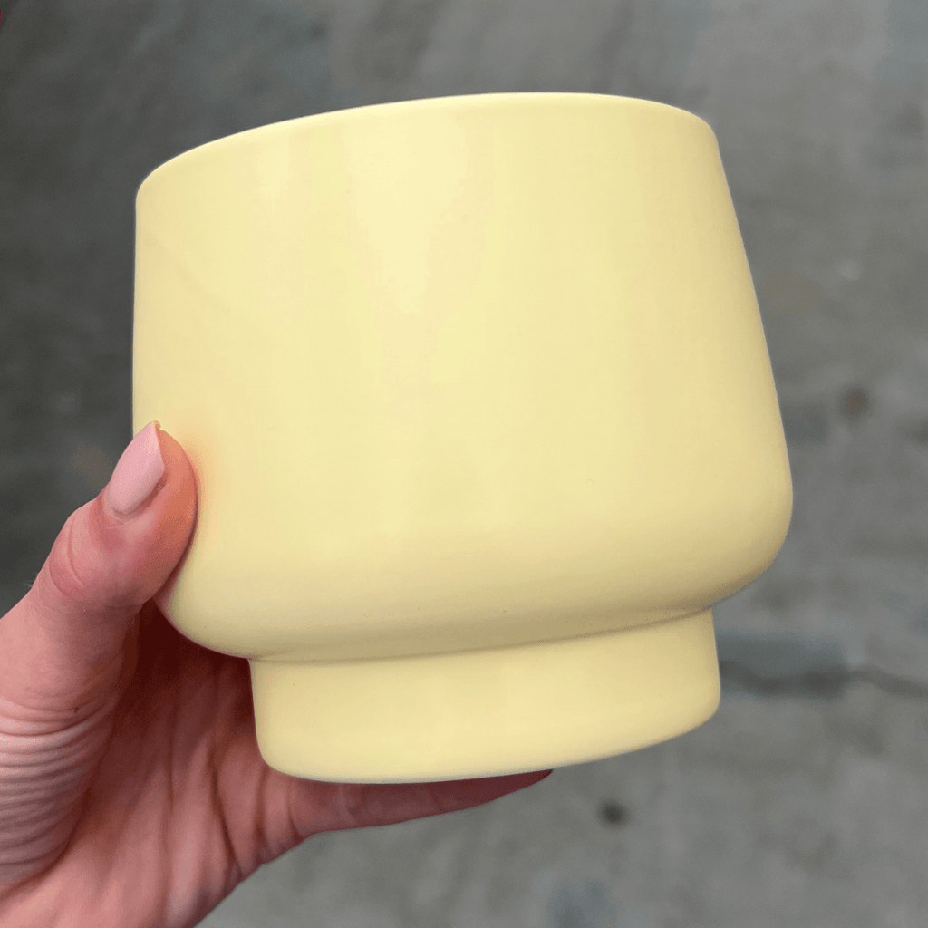 Scandic Blumentopf – Gelb – Ø9cm – Moderner Pflanztopf in Pastellgelb – Dekorativer Übertopf für Zimmerpflanzen, Orchideen & Kräuter – Plant