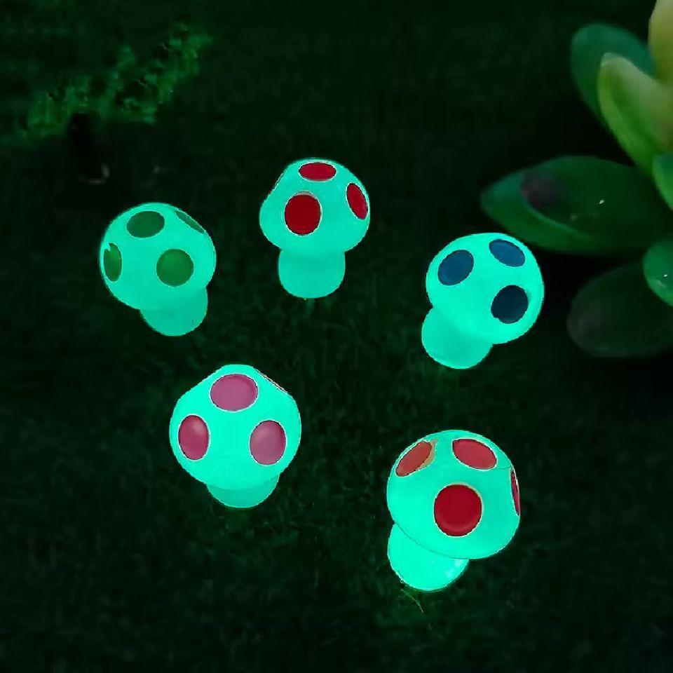 Glow in the Dark Pilze – 8er Set – Bunte Mini-Pilze 2cm – Leuchtend im Dunkeln – Für Terrarium, Blumentopf & DIY-Deko – Plant