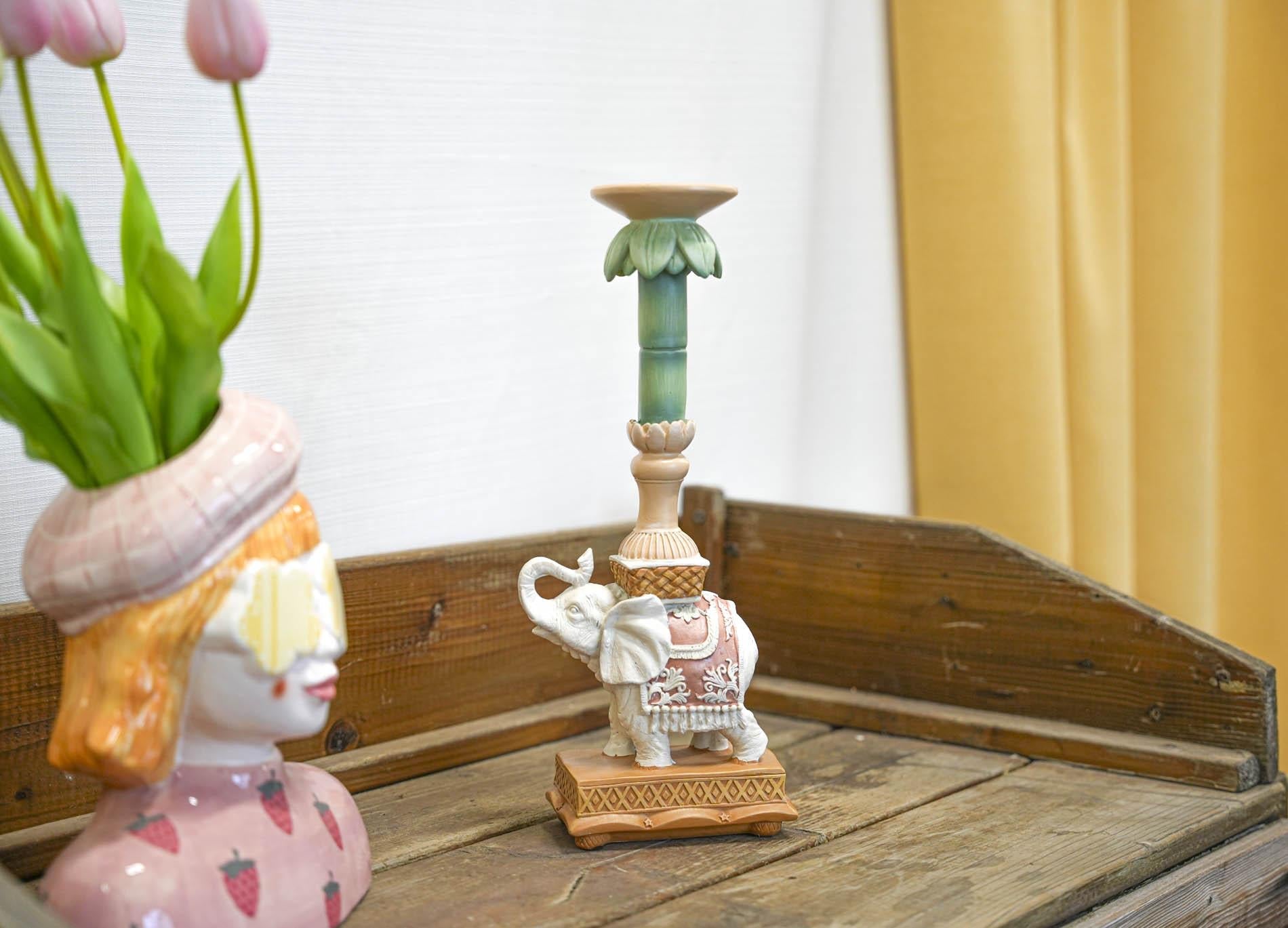Kerzenständer Elefant Rosa/Grün – Polyresin – 34,5cm – Exotische Deko für Tisch, Sideboard & Fensterbank – Plant