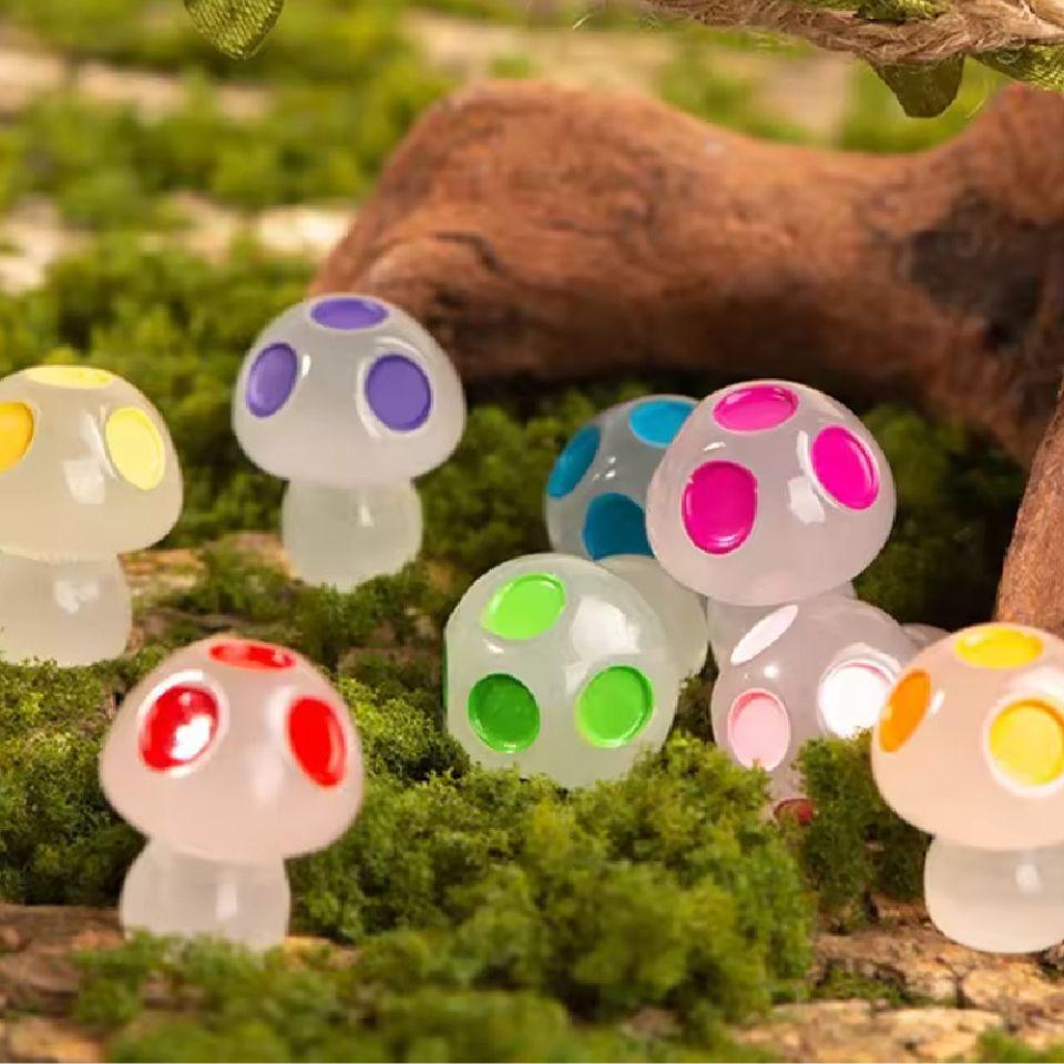 Glow in the Dark Pilze – 8er Set – Bunte Mini-Pilze 2cm – Leuchtend im Dunkeln – Für Terrarium, Blumentopf & DIY-Deko – Plant