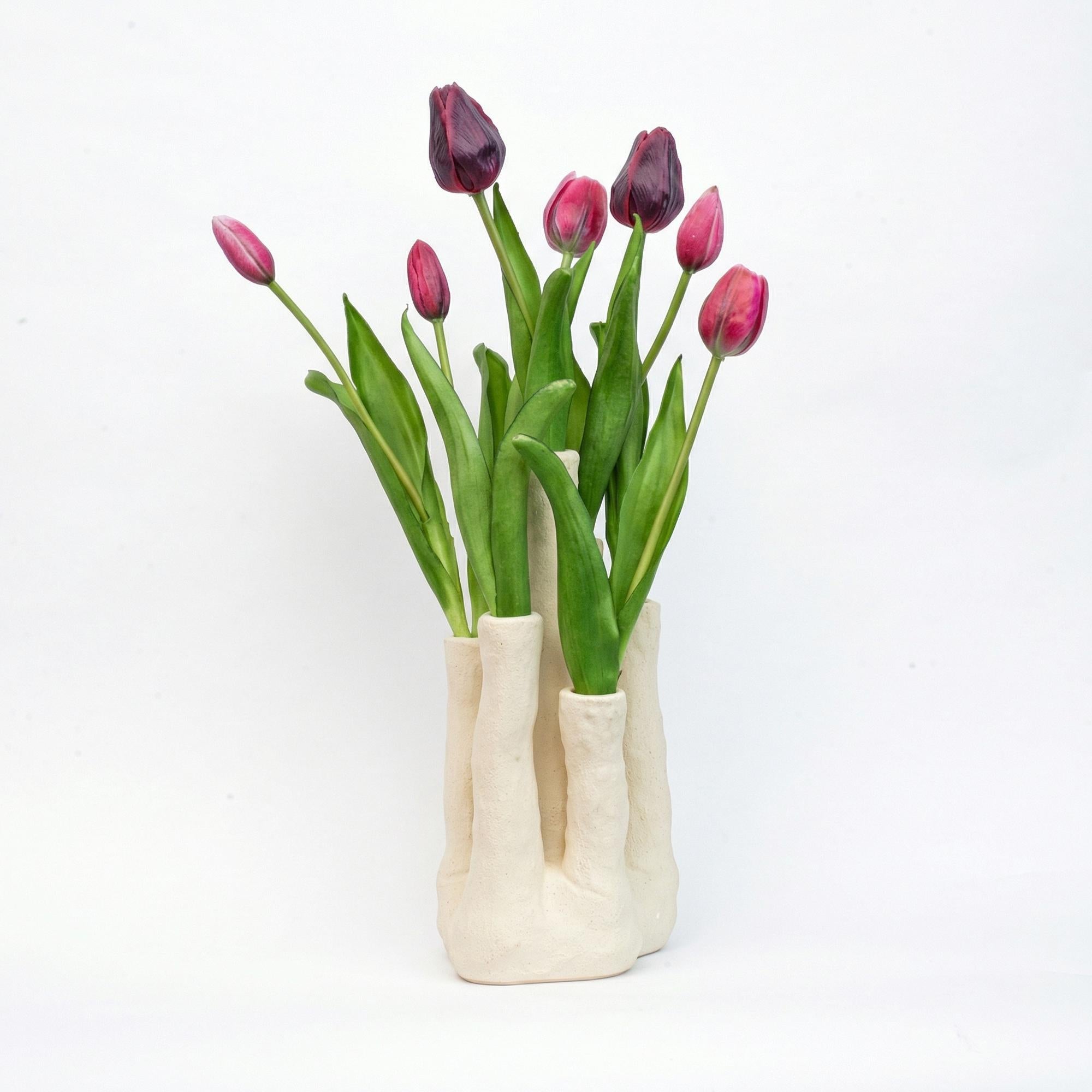 Tulip Touch Kunstblumen Set – Künstliche Tulpen mit Design Mehrfach – Vase – Rot Violett – Keramikvase mit 6 Öffnungen