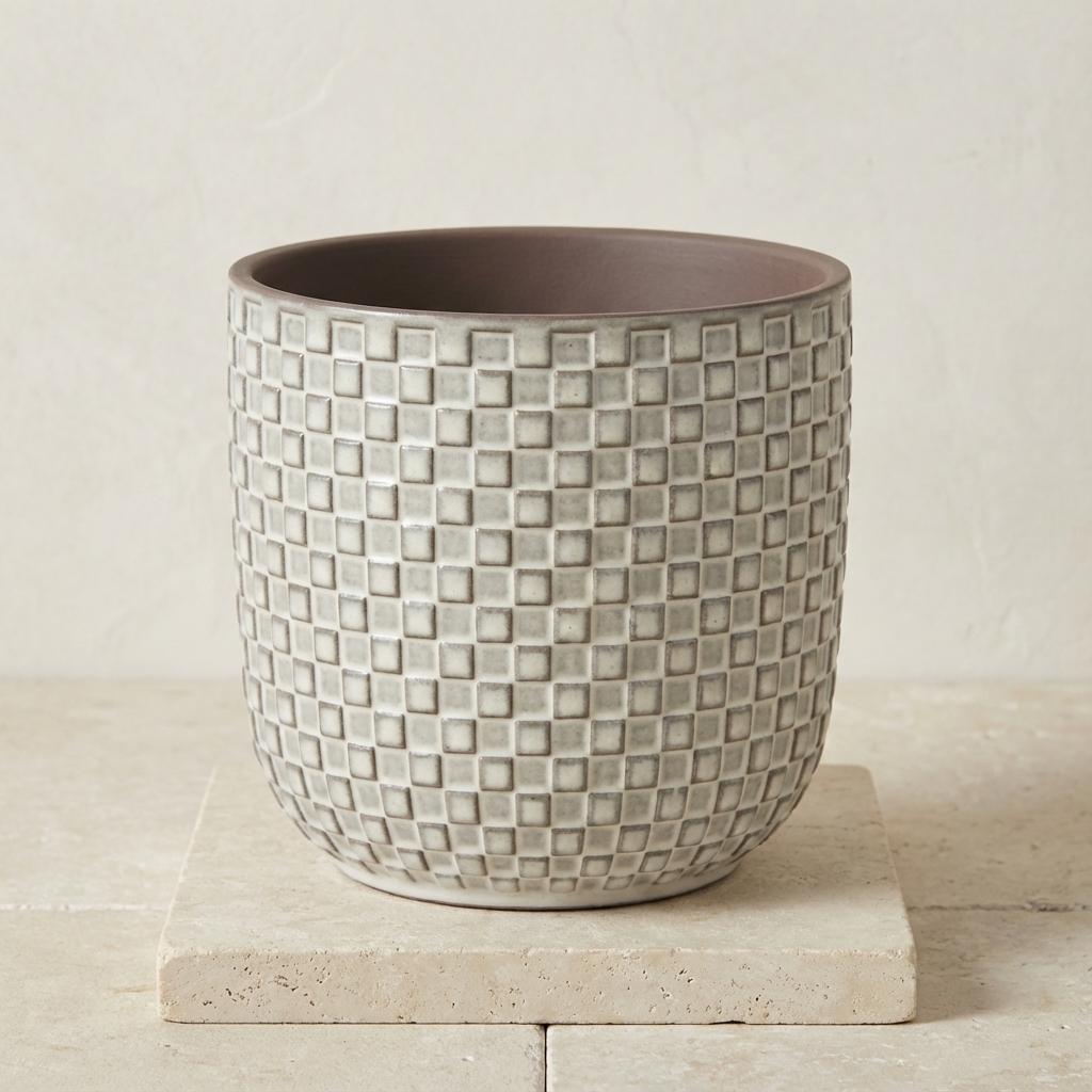 Pflanztopf Relief hellgrau D13,5cm – Blumentopf mit geometrischem Quadratmuster – strukturierte Oberfläche mit Innenrand-Kontrast – moderner Dekotopf für Zimmerpflanzen & Kräuter – Pot