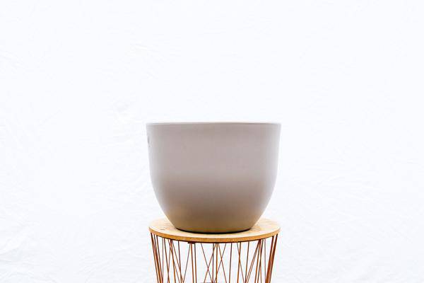 Pflanztopf Eggy – Taupé – D55cm x H43cm – Blumentopf in Ei – Form – Mit Wasserablauf – Für Innen – & Außenbereiche – Dekotopf für Zimmer – Plant