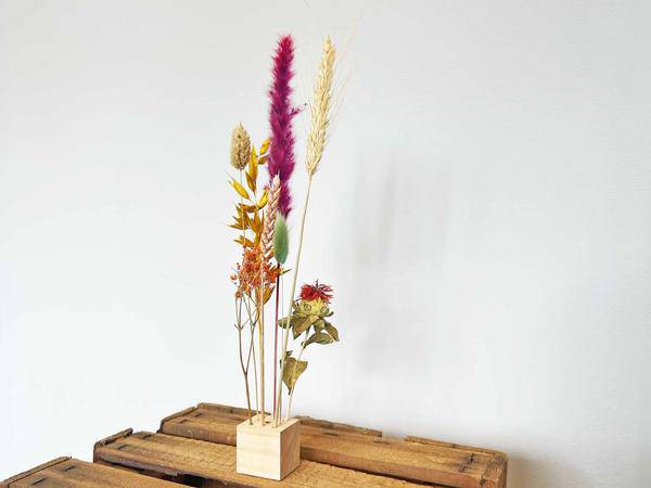 Trockenblumenständer aus Holz – Größe S – 4x4x4cm – Halter mit 16 Löchern für Trockenblumen & Kräuterarrangements – Plant